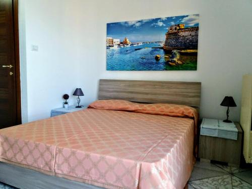 ガリポリにあるB&B Delfis IIのベッドルーム1室(ベッド1台付)が備わります。壁には絵画が飾られています。