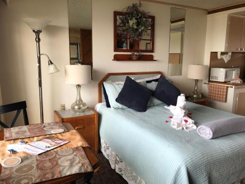a bedroom with a bed with a stuffed animal on it at Webb's Scenic Surf in Cannon Beach