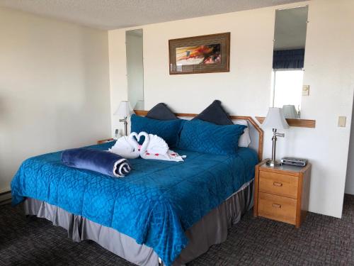 a bedroom with a bed with two stuffed animals on it at Webb's Scenic Surf in Cannon Beach