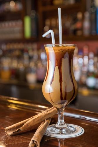 a drink in a glass sitting on a bar at LP Los Portales Hotel Piura in Piura