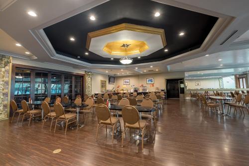 a large banquet hall with tables and chairs at Howard Johnson by Wyndham Fullerton/Anaheim Conference Cntr in Fullerton