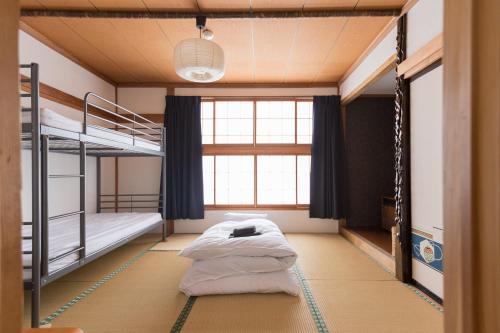 野沢温泉村にあるカイヤ ノザワの二段ベッドが2つと窓のある部屋