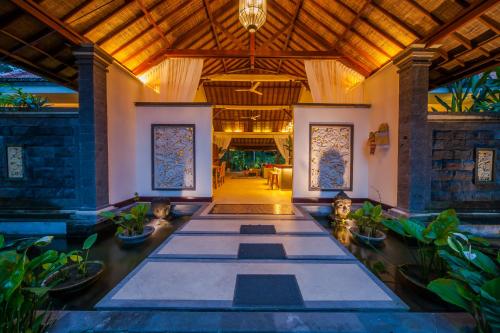 a large lobby with a large ceiling and a room at Luxury 3BR Infinity Jungle View Aashaya Villa Ubud in Ubud