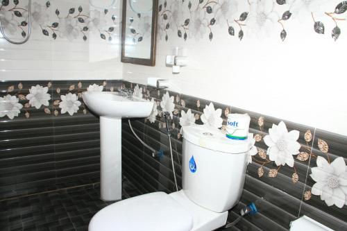 Nethmi Homestay في سيجيريا: حمام مع مرحاض ومغسلة