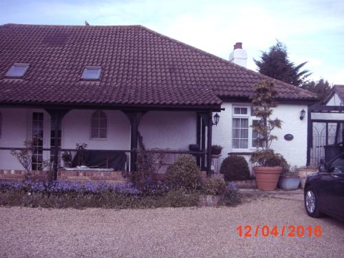 Gallery image of Bluebell Cottage in Staines