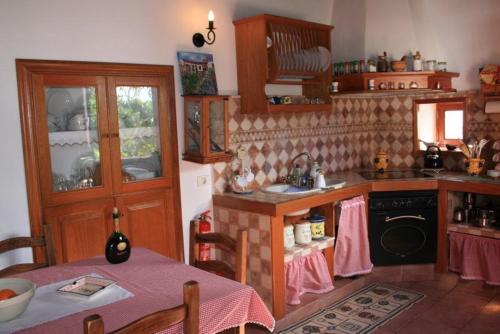 El Pinar del HierroにあるLa Casa de Mis Padresのキッチン(テーブル、シンク、コンロ付)