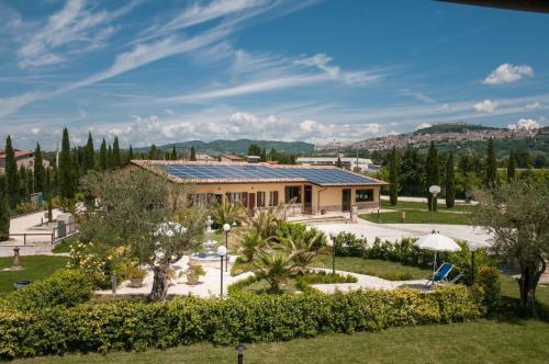 una casa con paneles solares en el techo en Agriturismo Il Casale di Monica, en Rivotorto