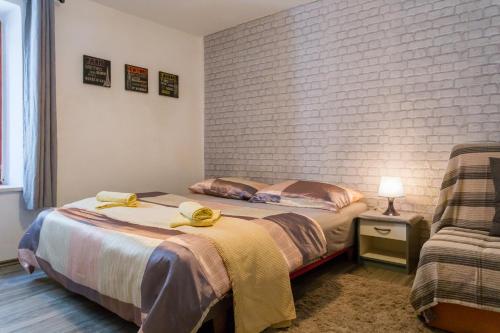 1 dormitorio con 2 camas y toallas. en Apartment Antonio en Split