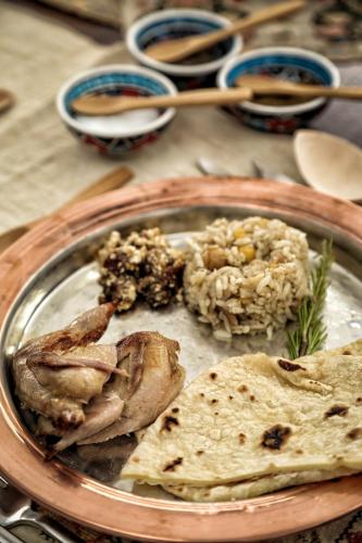 Makanan di atau berdekatan hotel