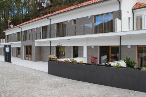 an external view of a building with a courtyard at Beleza Serra Guide Hotel in Geres