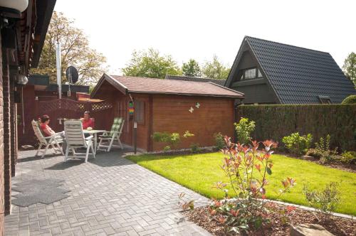 a patio with a table and chairs in a backyard at Haus Seestern in Kalkar