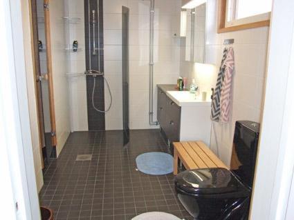 y baño con ducha, aseo y lavamanos. en Villa Porkka, en Kuusamo