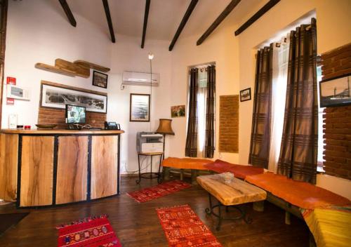 un soggiorno con un divano e un tavolo di Hotel Vila 1928 a Tirana