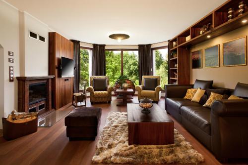 ein Wohnzimmer mit einem Sofa und einem Tisch in der Unterkunft Wellness & Spa Boutique Hotel Villa Memories in Fryšták