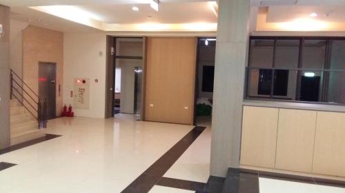 a lobby of a building with columns and a staircase at Yi Da Lakeside Hotel in Yuchi