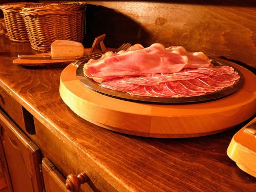 une assiette de viande sur une planche à découper, sur un comptoir dans l'établissement Esprit Montagne, à La Chapelle-dʼAbondance