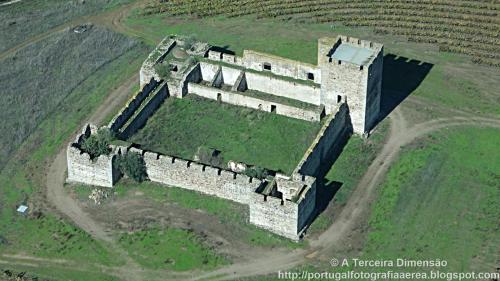 un vecchio castello in mezzo a un campo di Lusitaurus a Montoito