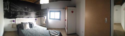 a bedroom with a bed and a window in it at Apartamento Ayla in Playa Quemada