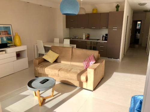 un salon avec un canapé et une table dans l'établissement Bright apartment with a garden and a wonderfull sea view, au Trayas
