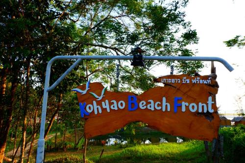 Koh Yao Beach Frontに飾ってある許可証、賞状、看板またはその他の書類