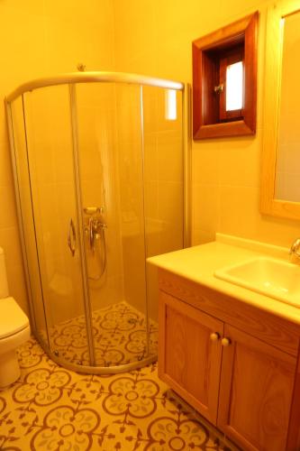 ein Bad mit einer Dusche und einem Waschbecken in der Unterkunft Villa Emel in Antalya