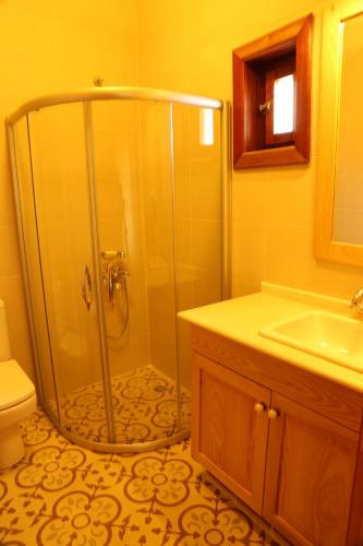 A bathroom at Villa Emel