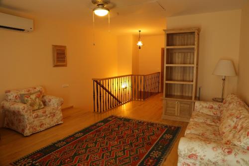 ein Wohnzimmer mit einem Sofa und einem Stuhl in der Unterkunft Villa Emel in Antalya