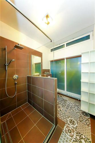 a large bathroom with a shower and a sink at Connie's House Holiday Apartment in Heidelberg