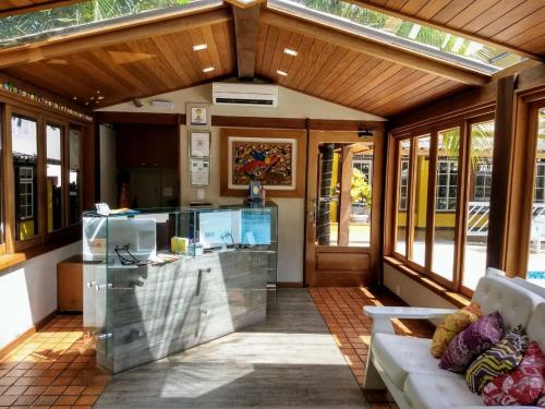 a kitchen with a large aquarium in a house at Hotel Mar de Cabo Frio in Cabo Frio