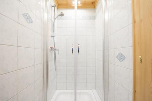 シュラートミンクにあるApartment EVAの白いバスルーム(シャワー、バスタブ付)