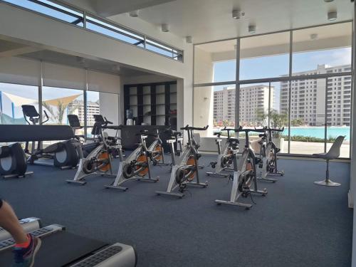 a gym with a bunch of treadmills and exercise bikes at Laguna Bahía, Algarrobo in Algarrobo