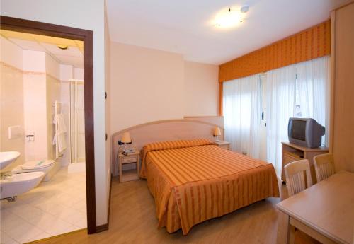 Un pat sau paturi într-o cameră la Hotel Residence Dei Fiori