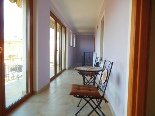a dining room with a table and chairs in a hallway at Le Colline di Maggiora B&B in Maggiora