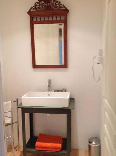 une salle de bain avec un lavabo et un miroir dans l'établissement Domaine Saint Jean, à Saint-Saturnin-lès-Apt