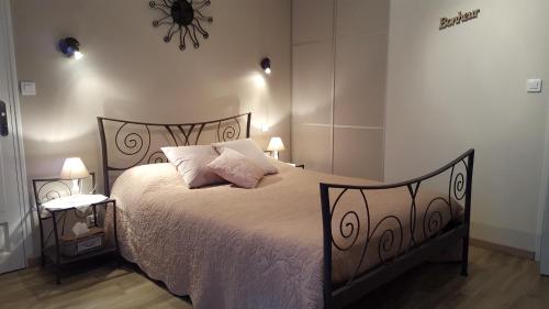 - une chambre avec un lit et 2 oreillers dans l'établissement Les Nymphéas, à Saint-Lyphard