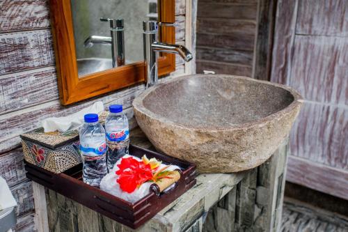 Ett badrum på The Syron Huts Lembongan