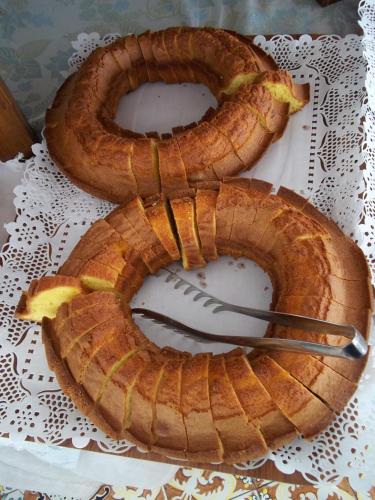 een taart bovenop een bord met een vork bij Hotel Italia in Senigallia