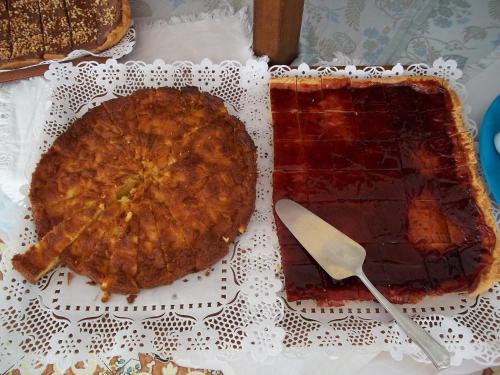 een taart op een wit bord met een spatel ernaast een cake bij Hotel Italia in Senigallia