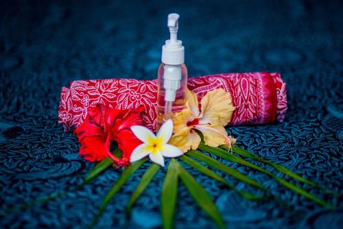 a syringe and flowers on the ground at The Syron Huts Lembongan in Nusa Lembongan