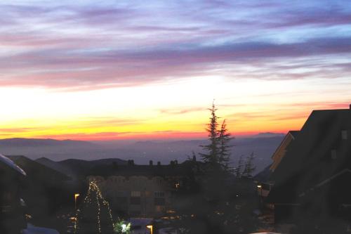 uitzicht op de stad bij zonsondergang bij Hotel GHM Monachil in Sierra Nevada