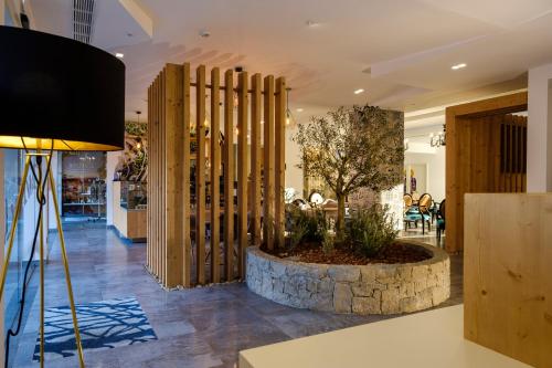 De lobby of receptie bij Hotel Serra d`Aire