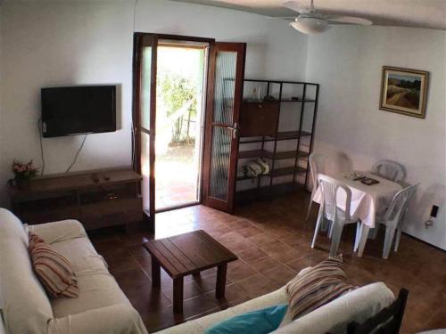 uma sala de estar com um sofá e uma mesa em Casa de Praia na Praia dos Ingleses em Florianópolis