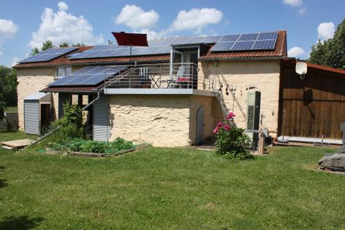 una casa con paneles solares en el techo en Urlaub im Kunstatelier, en Runkel
