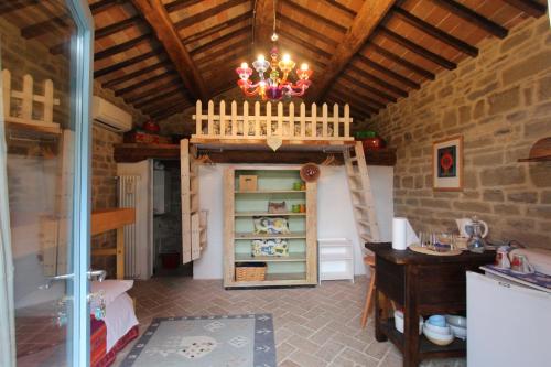 a room with a shelf and a chandelier at La Locanda Della Campanara in Santa Sofia