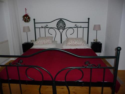 1 dormitorio con 1 cama grande con manta roja en Studio Währing en Viena