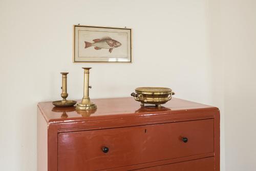 a wooden dresser with a bowl on top of it at Gutshaus Üselitz in Poseritz
