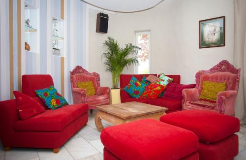 una sala de estar con sillas rojas y sofás rojos. en Slieve Aughty Centre, en Loughrea