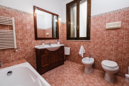 モンデッロにあるLuminHouse Mondello Limoneのバスルーム(バスタブ、トイレ、シンク付)