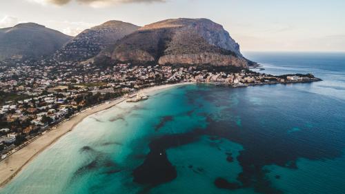 モンデッロにあるLuminHouse Mondello Limoneの海辺の海辺の空中景色