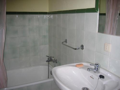 a bathroom with a sink and a bath tub at Venta la Aurora in Beleño